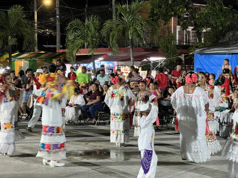 【Tulum】墨西哥旅遊景點介紹:最後的馬雅文明海岸城市圖盧姆,擁有清澈見底的加勒比海灘! 6 剛好我去的那個晚上,夜市裡面還有一個馬雅文化節的舞蹈表演活動。我看了一陣子才離開。