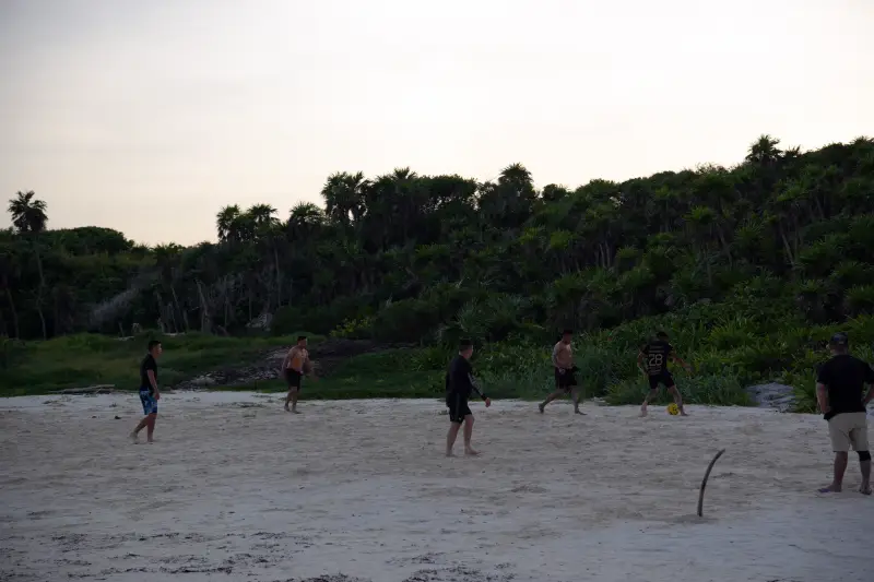 【Tulum】墨西哥旅遊景點介紹:最後的馬雅文明海岸城市圖盧姆,擁有清澈見底的加勒比海灘! 18 我看到了有人游泳、踢球、或是只是單純的放空!