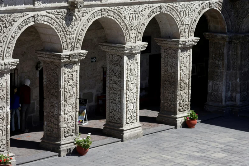 阿雷基帕 - 祕魯安地斯山脈上的璀璨白城 Arequipa 旅遊指南 16 除了教堂,裡面還有美麗的迴廊跟庭院,柱子的細節精美。很值得在這裡停留片刻。