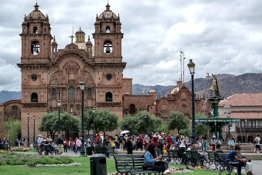 庫斯科大教堂位於主廣場東側，是融合哥特式、文藝復興式和巴洛克風格的宗教建築，反映了西班牙征服南美洲和庫斯科時期的風格。