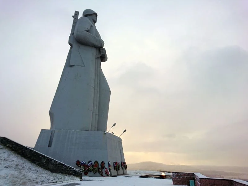 阿廖莎紀念碑。