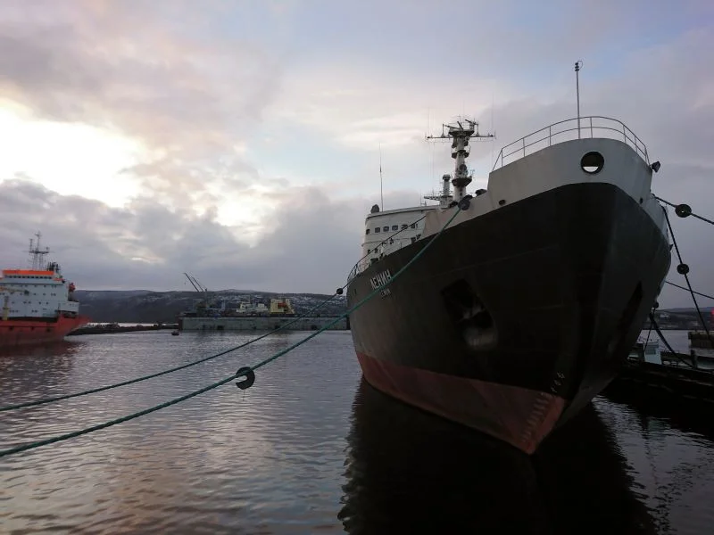 列寧號核動力破冰船是市區裡面少數的景點。