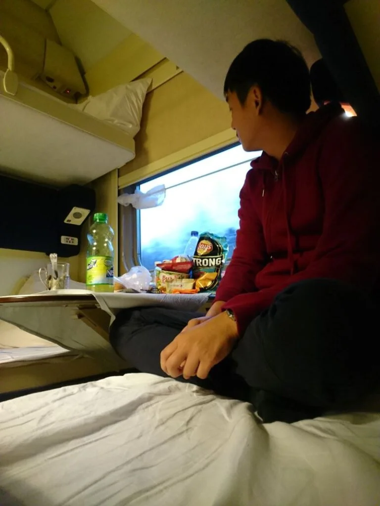 Cabin/4P卧鋪，買了一堆零食邊吃邊看在火車上度過了很棒一天!