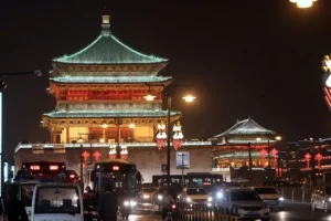 中國大陸陝西 Xian 絲路背包旅遊 - 西安 自由行:走進歷史長河的首都 22 每當黃昏華燈初上,鐘樓亮起霓虹燈飾,格外燦爛奪目