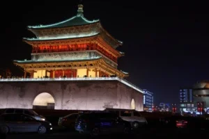 中國大陸陝西 Xian 絲路背包旅遊 - 西安 自由行:走進歷史長河的首都 23 每當黃昏華燈初上,鐘樓亮起霓虹燈飾,格外燦爛奪目