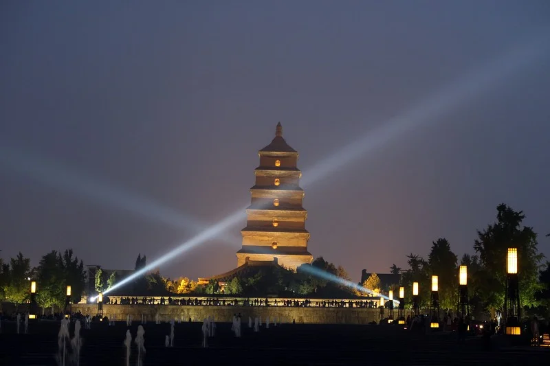 北廣場音樂噴泉：晚間會有矩陣式音樂噴泉，表演非常震撼。