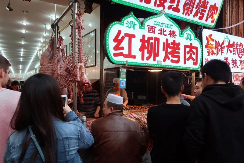 這裡到處都是美食，肉夾饃（臘牛肉夾饃）、羊肉泡饃、涼皮、酸梅湯、紅柳烤肉。