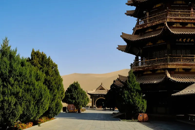 Crescent Lake and Singing Sand Dune Inisde