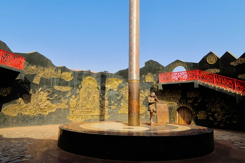 新疆吐魯番旅遊指南:中國大陸最熱的城市,Turpan 絲路之旅 9 圖:金箍棒是溫度計。景區內設有地宮展廳,專門展示高昌古國的歷史和文化。