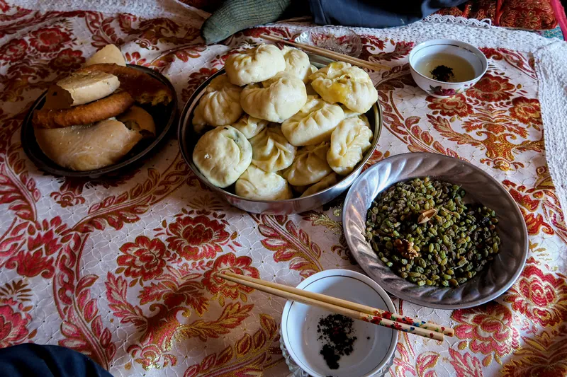 新疆吐魯番旅遊指南:中國大陸最熱的城市,Turpan 絲路之旅 20 圖:老婆婆也給我們太豐盛了。