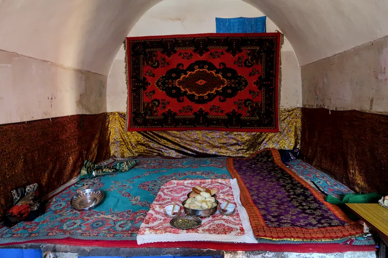 新疆吐魯番旅遊指南:中國大陸最熱的城市,Turpan 絲路之旅 19 圖:我們就坐在他們的客廳吃飯。