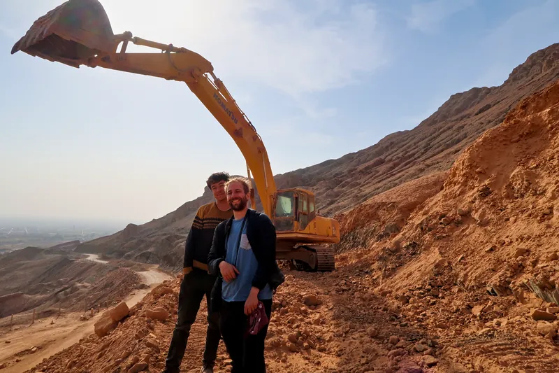 新疆吐魯番旅遊指南:中國大陸最熱的城市,Turpan 絲路之旅 27 圖:在工地也都要跟當地人拍照留念一下!