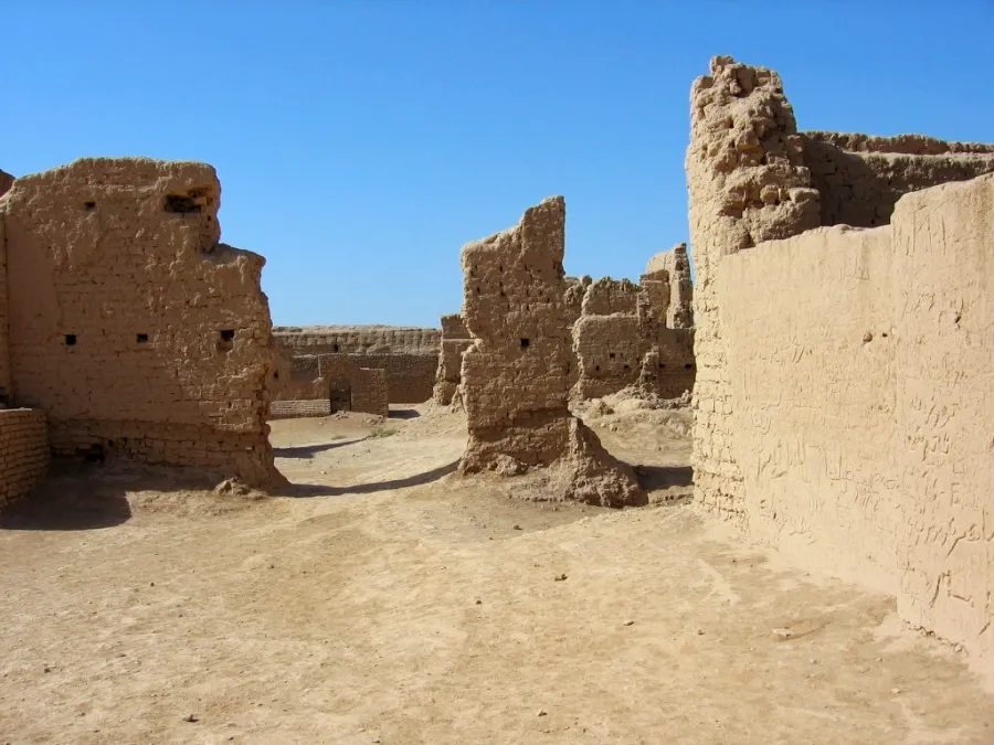 新疆吐魯番旅遊指南:中國大陸最熱的城市,Turpan 絲路之旅 14 圖:高昌建於西元前1世紀,是絲路的重要樞紐。至今仍能看到古老的宮殿遺址以及城內外的遺跡。Colegota via Wikimedia Commons