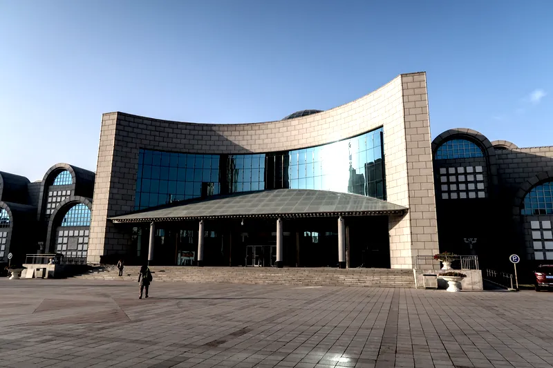 【Urumqi 旅遊指南】世界上距離海洋最遠的大型城市：中國大陸烏魯木齊絲路背包旅遊