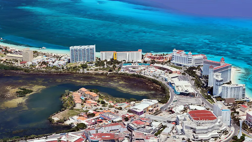 坎昆飯店區像一個綿延的旅遊區，由一條14英里（23公里）長的道路連接起來。