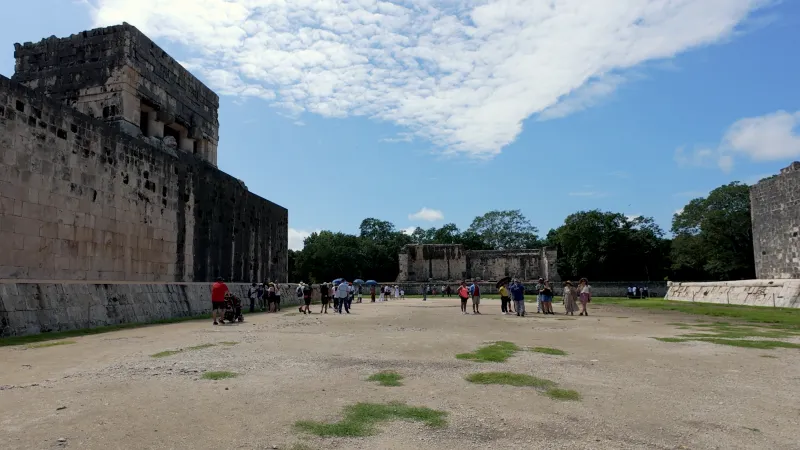 墨西哥 Chichen Itza 馬雅遺址景點介紹 - 奇琴伊察 : 探索世界新七大奇蹟 ,旅遊指南 17 球場 (The Great Ball Court)