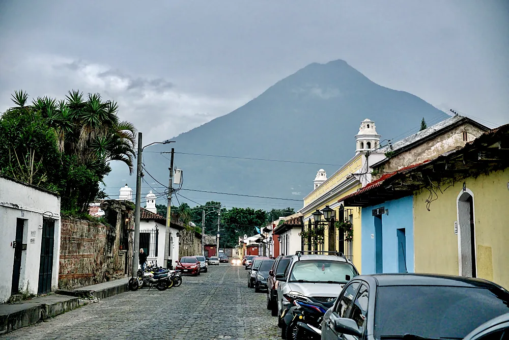 在市區的大部分地方都能看到阿瓜火山。