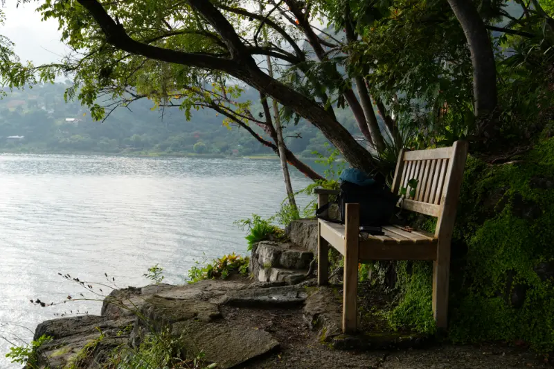 【阿蒂特蘭湖】瓜地馬拉旅遊全紀錄:世界上最美麗的湖泊 Lago de Atitlán,6座湖畔城鎮介紹 41 Reserva Natural Cerro Tzankujil:我就坐在這個長椅上欣賞對面的火山。