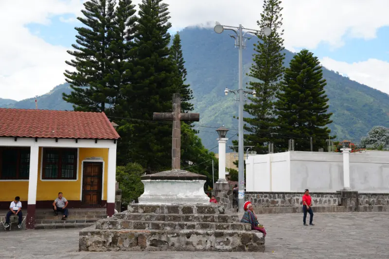 【阿蒂特蘭湖】瓜地馬拉旅遊全紀錄:世界上最美麗的湖泊 Lago de Atitlán,6座湖畔城鎮介紹 33 Saint James the Apostle Church 外面廣場。