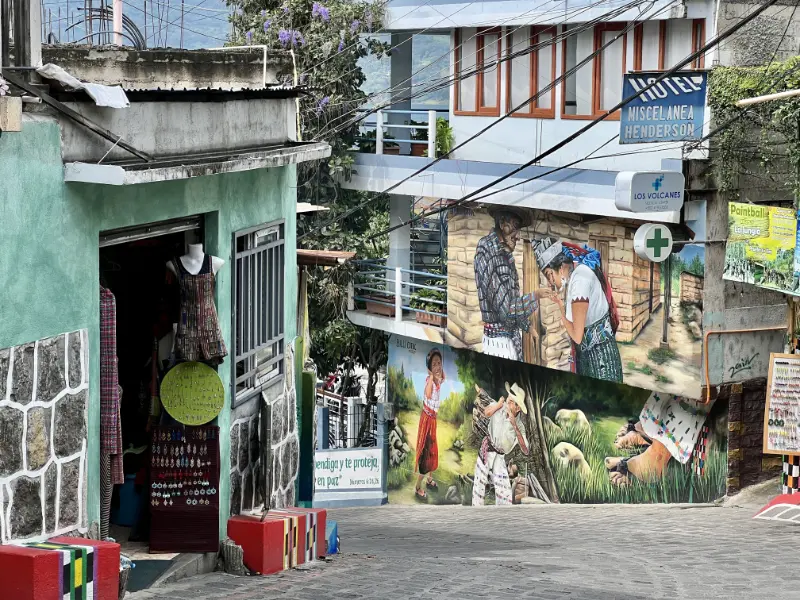 【阿蒂特蘭湖】瓜地馬拉旅遊全紀錄:世界上最美麗的湖泊 Lago de Atitlán,6座湖畔城鎮介紹 37 San Pedro La Laguna 城市的一角。