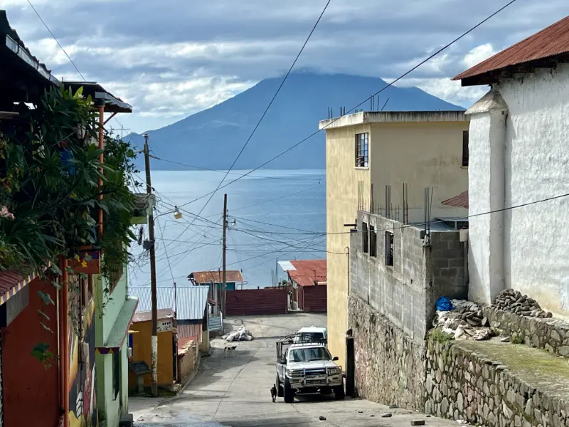 【阿蒂特蘭湖】瓜地馬拉旅遊全紀錄:世界上最美麗的湖泊 Lago de Atitlán,6座湖畔城鎮介紹 16 從港口爬上來的一些湖畔景色。