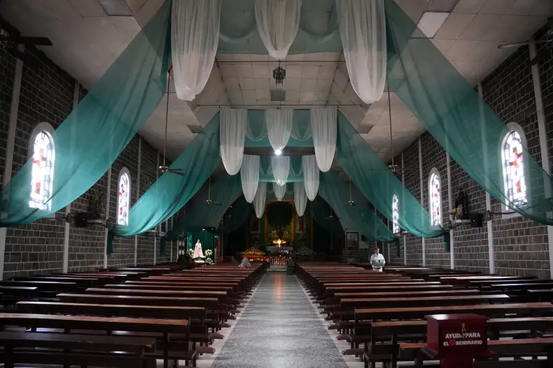 【阿蒂特蘭湖】瓜地馬拉旅遊全紀錄:世界上最美麗的湖泊 Lago de Atitlán,6座湖畔城鎮介紹 35 瓜地馬拉的有些教堂的頂部都會裝飾一些巾帶,我覺得看起來很漂亮。