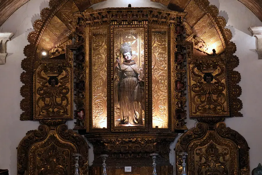 進入博物館前的尊嚴神壇。