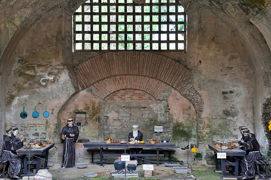 外面也有展示殖民時期的宗教文物。