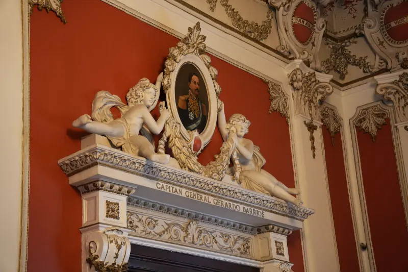 大部分的導覽是西班牙語，但是每小時整點有英語導覽服務，導覽員會帶去參觀不同的房間。