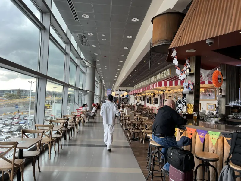 薩爾瓦多國際機場雖然小但是該有的都有，餐廳、免稅店跟商店