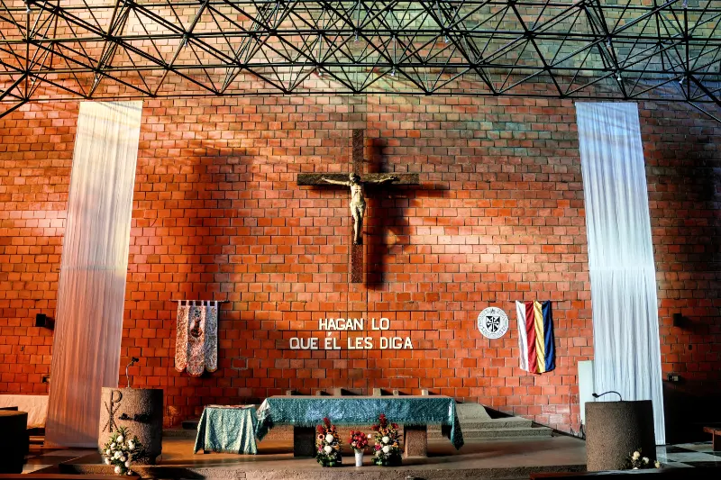 當下午的陽光透過彩色玻璃照射進來時，整個空間被五彩繽紛的光芒海洋所填滿，創造出一種超凡的氣息。