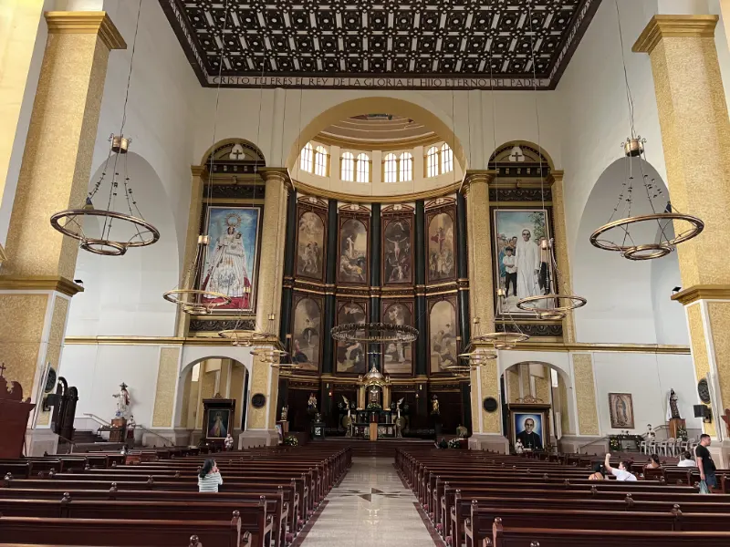 光是欣賞那些畫作的細節，我就坐在長椅上欣賞許久。