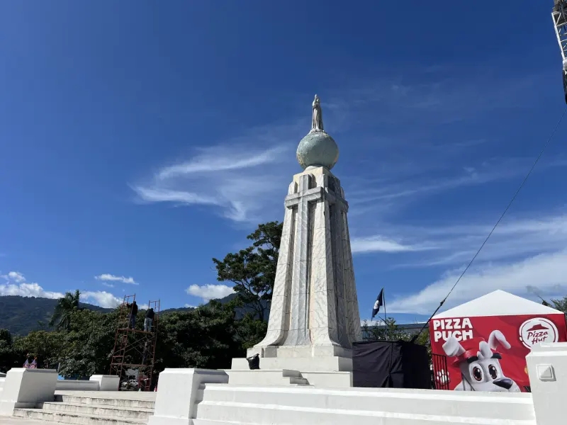 世界救世主耶穌基督紀念碑 (Plaza Salvador del Mundo) 
