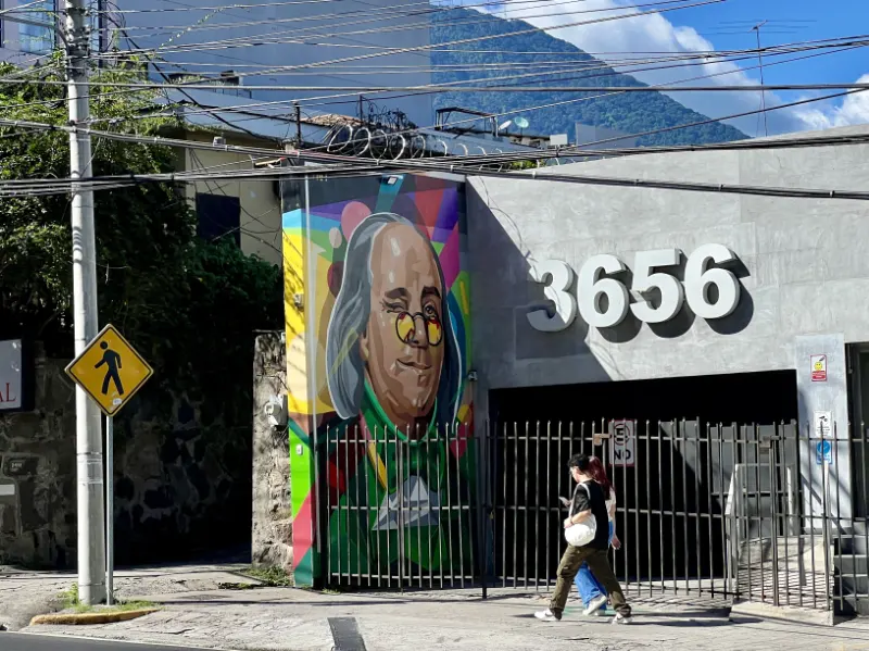 聖薩爾瓦多市區的街邊一角，美式文化到處可見