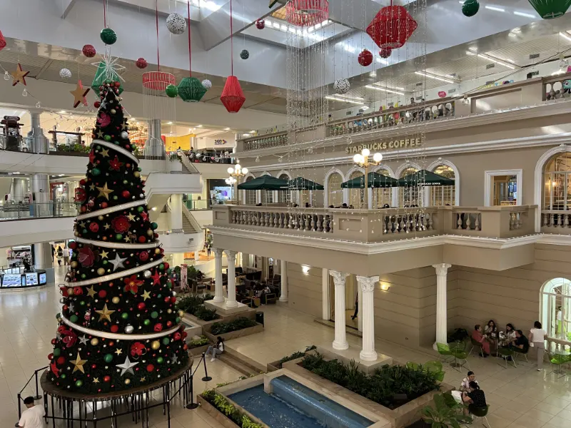 而旁邊有還有許多的餐廳與大型購物中心，像是Galerias Mall。