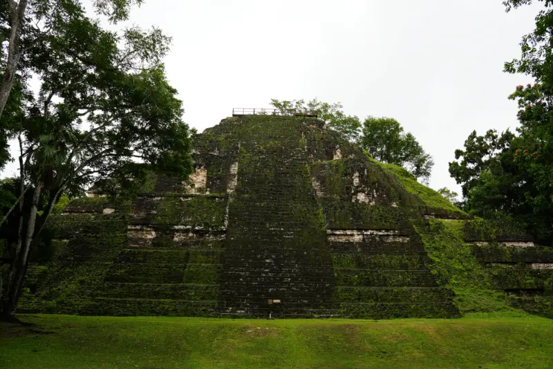 失落的世界金字塔群為大型E 型群，由一座金字塔和其東側的平台組成，平台支撐著三座寺廟。