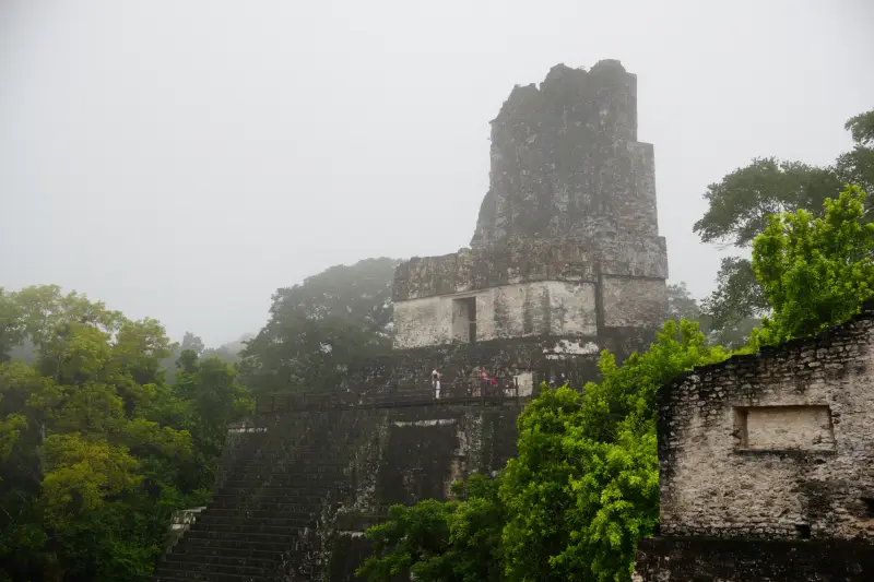 a stone structure with trees in the background，神廟II號/面具神廟 (Temple II/Temple of the Masks)