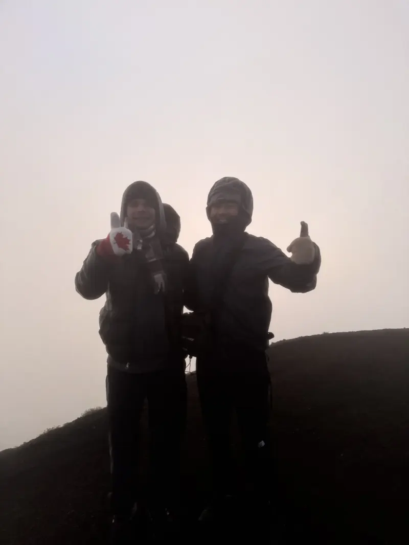 【阿卡特南戈火山】健行攀登:瓜地馬拉的雲端之上 Acatenango 旅遊指南 14 跟我一起爬上來的是一位加拿大的老師,他跟他的另一半離職後一同遊南美洲。