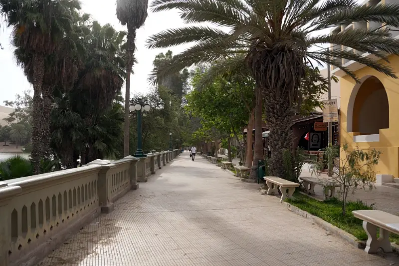 【祕魯自由行】 瓦卡奇納 Huacachina 從綠洲沙丘邊緣觀看令人驚嘆的日落 旅遊指南 12 找一張湖邊的長椅,點一杯冰鎮的印加可樂(Inca Kola)也是一種享受。