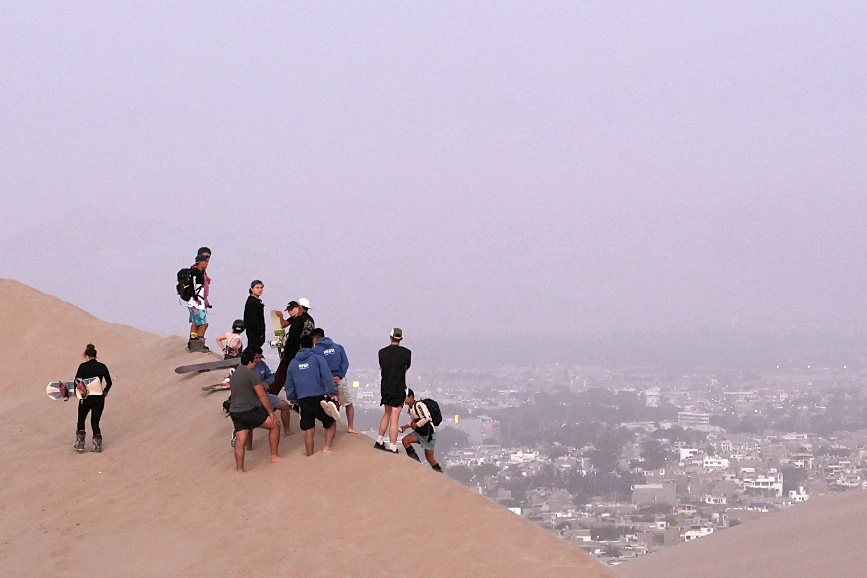 【祕魯自由行】 瓦卡奇納 Huacachina 從綠洲沙丘邊緣觀看令人驚嘆的日落 旅遊指南 6 瓦卡奇納沙板運動