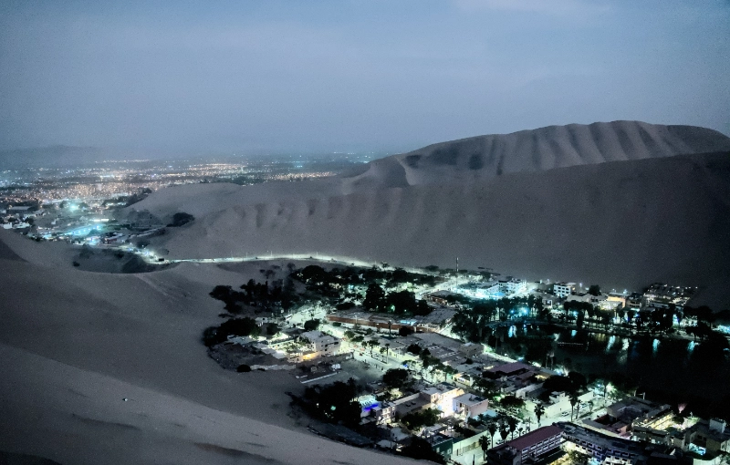【祕魯自由行】 瓦卡奇納 Huacachina 從綠洲沙丘邊緣觀看令人驚嘆的日落 旅遊指南 3 瓦卡奇納夜景