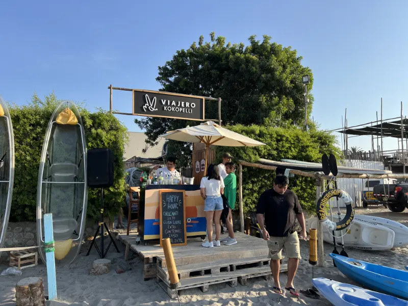 祕魯自由行 帕拉卡斯 : 當太平洋遇到沙漠 Paracas 旅遊指南 3 Viajero Paracas 前面就是海灘。飯店設有附酒吧的露台