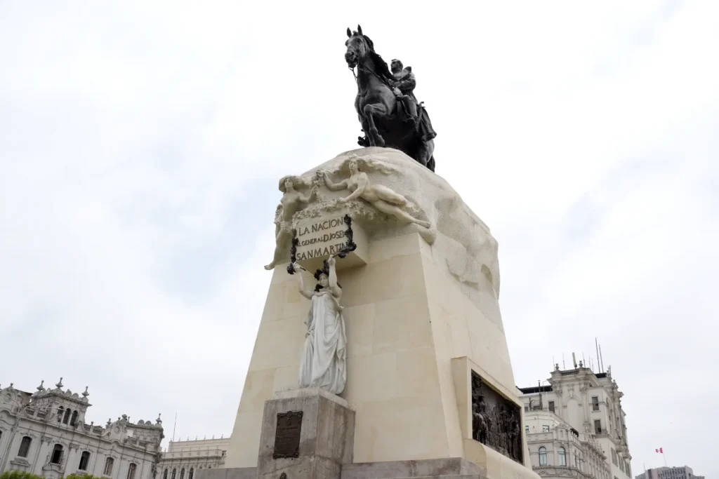 利馬 秘魯 : 南美洲太平洋之濱的首都 Lima - 3大必訪的觀光區 6 聖馬丁廣場 (Plaza José de San Martín),廣場中心是秘魯解放者何塞·德·聖馬丁的紀念碑。