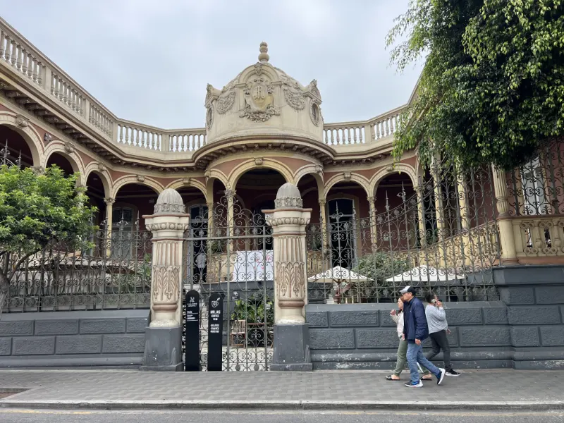 利馬 秘魯 : 南美洲太平洋之濱的首都 Lima - 3大必訪的觀光區 5 Viajero Lima - Barranco Hostel是一座擁有當地百年以上歷史的豪宅,很有意思的地方。