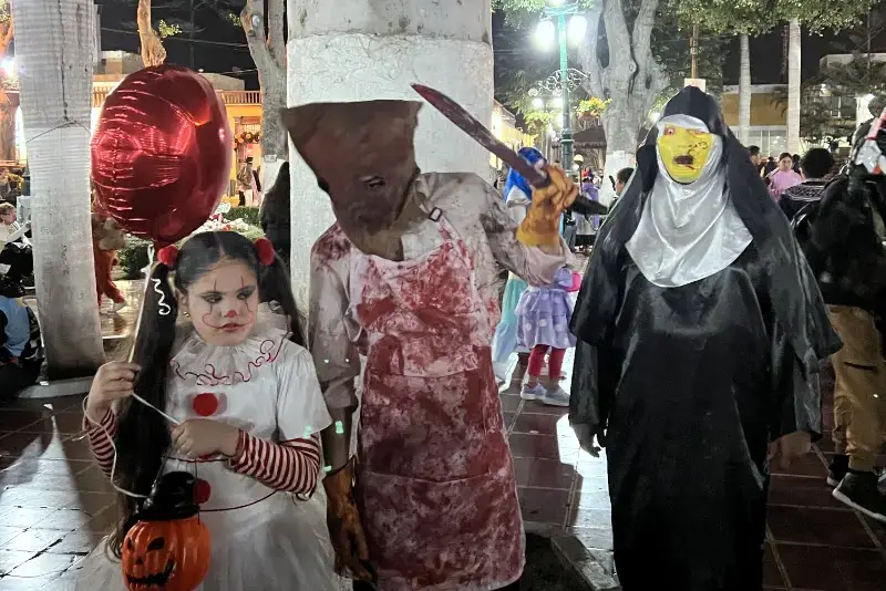 年輕人則會穿上盛裝，精心打扮，徹夜狂歡。