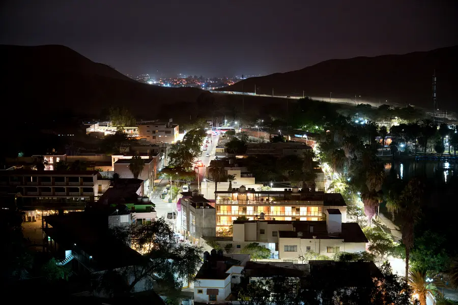 【祕魯自由行】 瓦卡奇納 Huacachina 從綠洲沙丘邊緣觀看令人驚嘆的日落 旅遊指南 10 我待在這裡幾乎到天黑才下去。下去的時候,可以邊走邊欣賞晚上的瓦卡奇納市區小鎮,燈火通明的美麗夜景。
