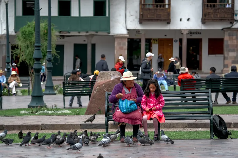 當地原住民在主廣場休息餵鴿子。