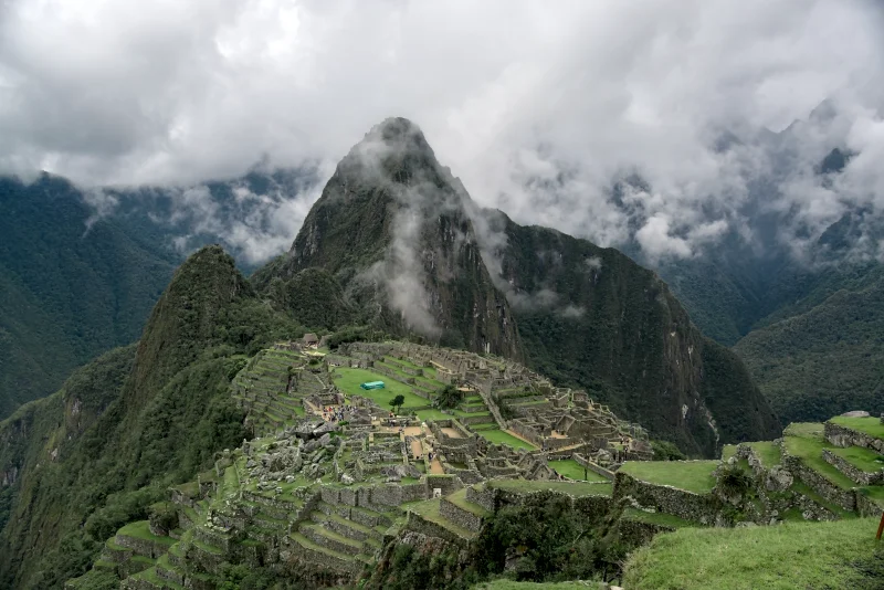 早上日出過來的時候雲霧飄渺，整個山城彷彿飄浮在天空上。