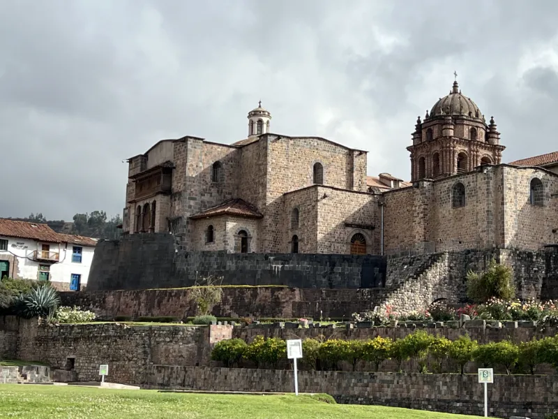 我在大巴站下車後往市區走過去，那時候就會經過太陽神神殿。