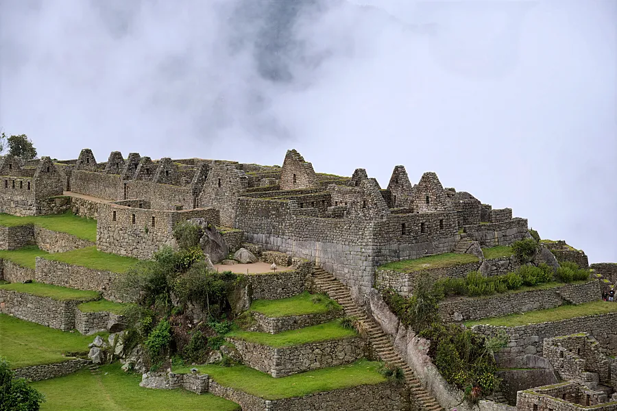 曾經被遺忘的迷霧印加古城 【Machu Picchu & 熱水鎮】 馬丘比丘完全攻略 19 該遺址大致分為城鎮區和農業區,城鎮區又分為上城區和下城區。寺廟位於上城區,倉庫位於下城區。